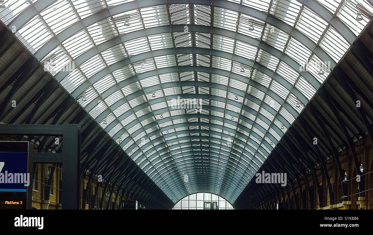 Gewölbtes Dach in Kings cross Station, London, uk Stockfoto