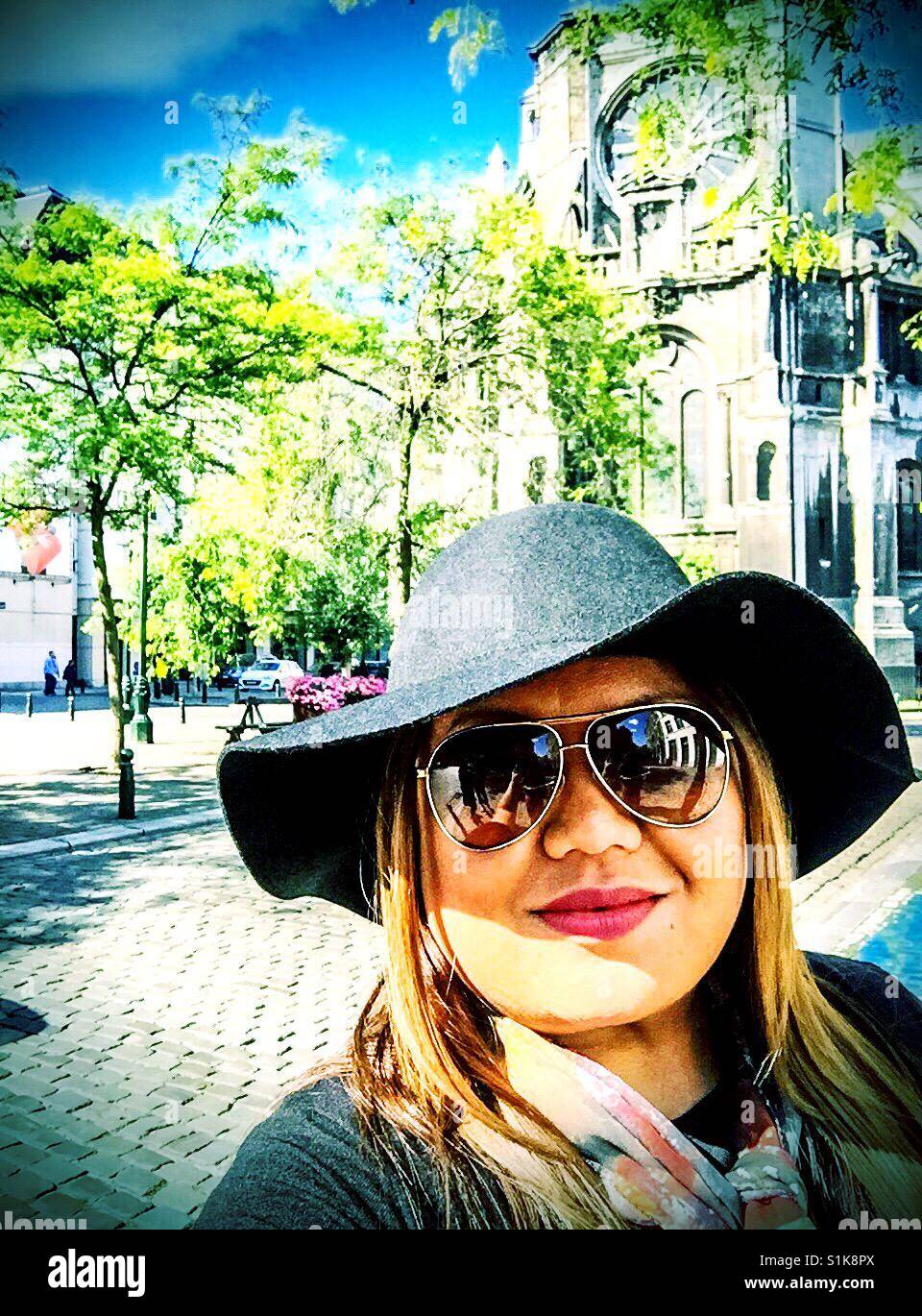 Ein Selfie vor einer Kirche in Brüssel getroffen. - Smartphone-aufgenommenes Stockfoto