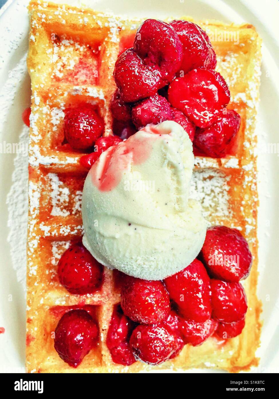 Erdbeeren und Eis auf eine belgische Waffel. - Smartphone-aufgenommenes Stockfoto