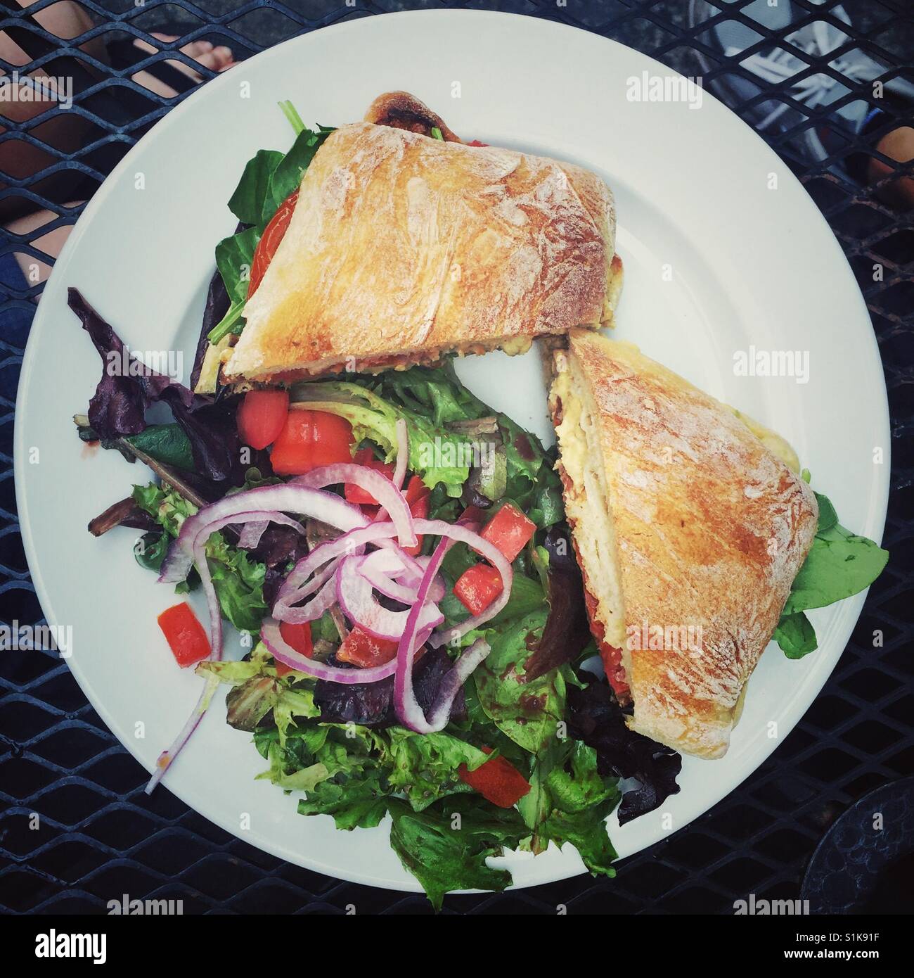 Vegan-Sandwich und frischem Salat auf weißen Teller Stockfoto