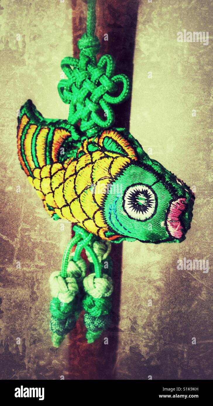 Grün und gelb hängenden Fisch Ornament. Stockfoto