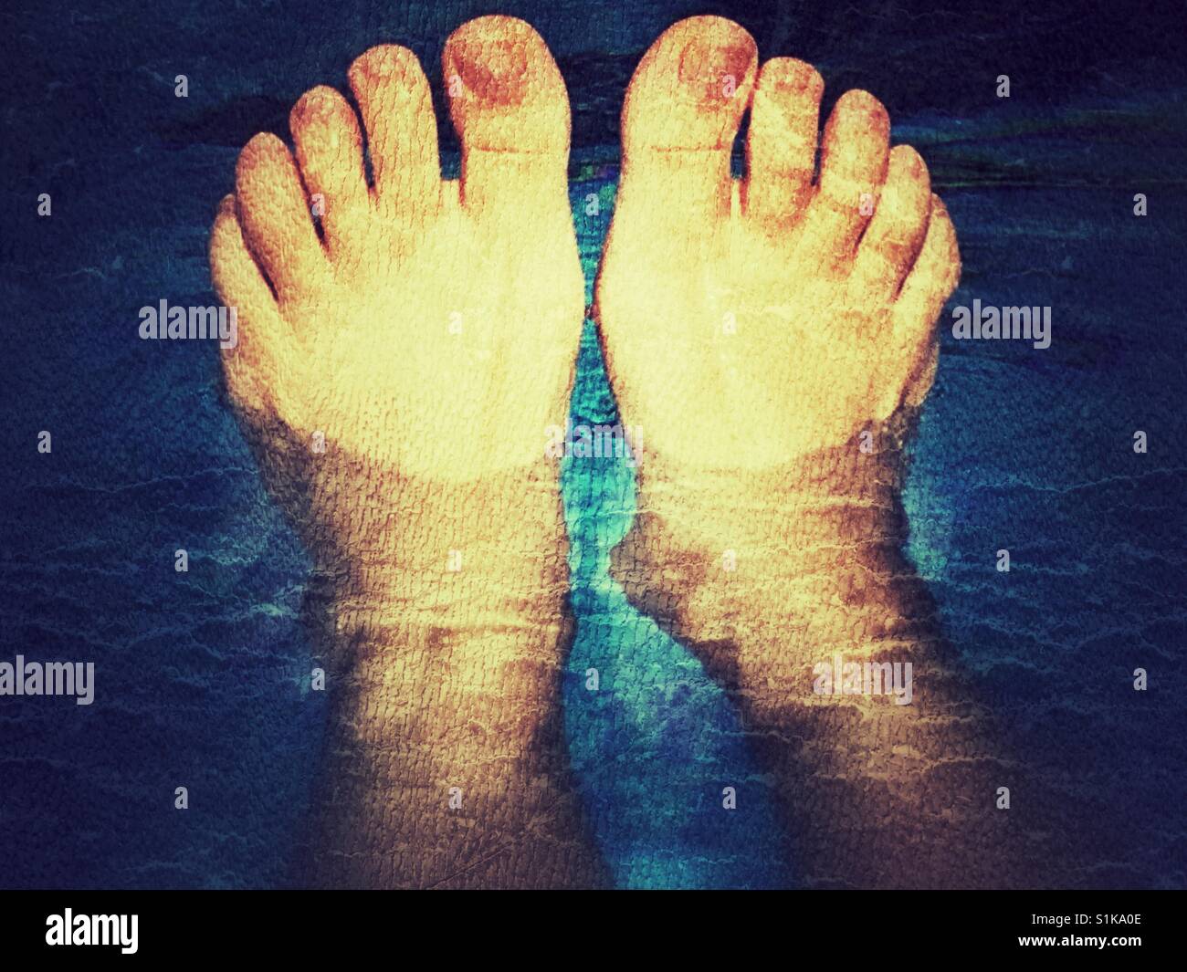 Kühl zu halten. Füße in einem Schwimmbad - Smartphone-aufgenommenes Stockfoto