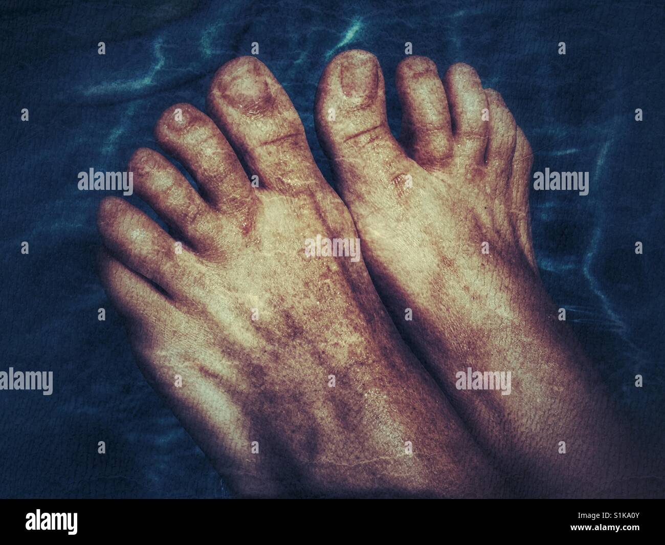 Kühl zu halten. Füße in einem Schwimmbad Stockfoto