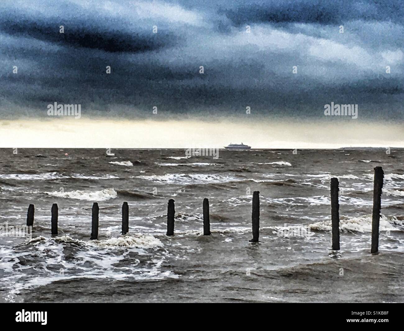 Cruiser-Liner Segeln auf der Nordsee, Bawdsey Fähre, Suffolk, UK. - Smartphone-aufgenommenes Stockfoto