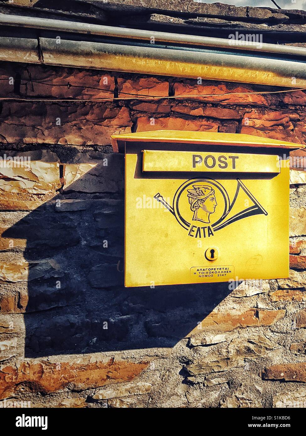 Briefkasten und Schatten im ländlichen Griechenland Stockfoto