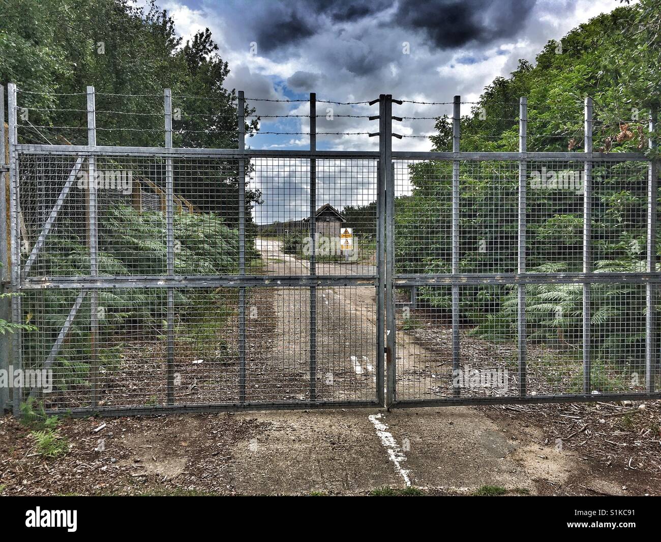 East Gate auf dem ehemaligen amerikanischen Militärflugplatz USAF Woodbridge. Ende Dezember 1980 gab es eine Reihe von gemeldeten Sichtungen von unerklärliche Lichter in der Nähe Rendelsham Wald verbunden mit UFO-Landungen. - Smartphone-aufgenommenes Stockfoto