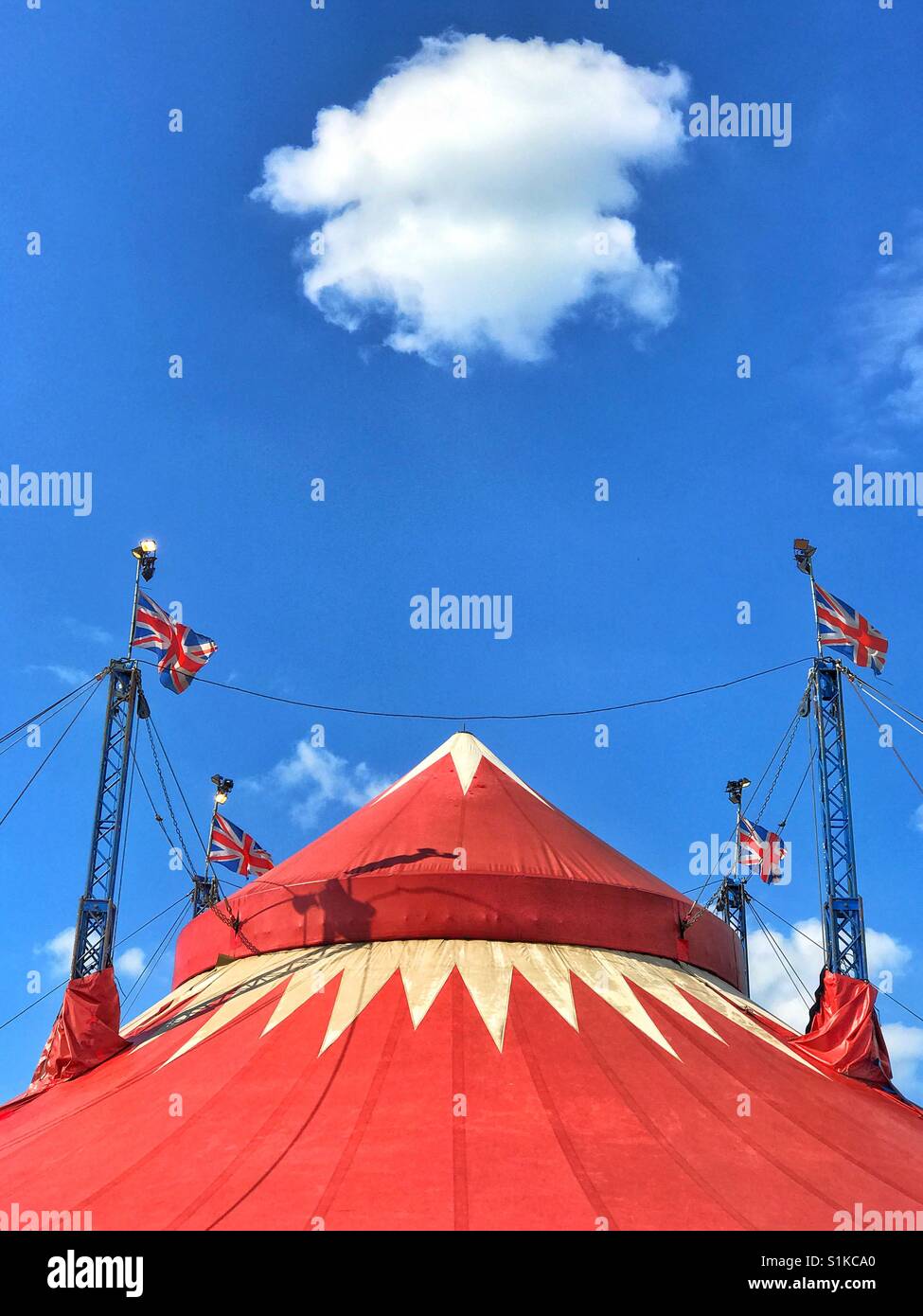 Eine einsame Wolke hängt über einem Zirkus-Zelt irgendwo im Vereinigten Königreich. Bildnachweis - © COLIN HOSKINS. Stockfoto