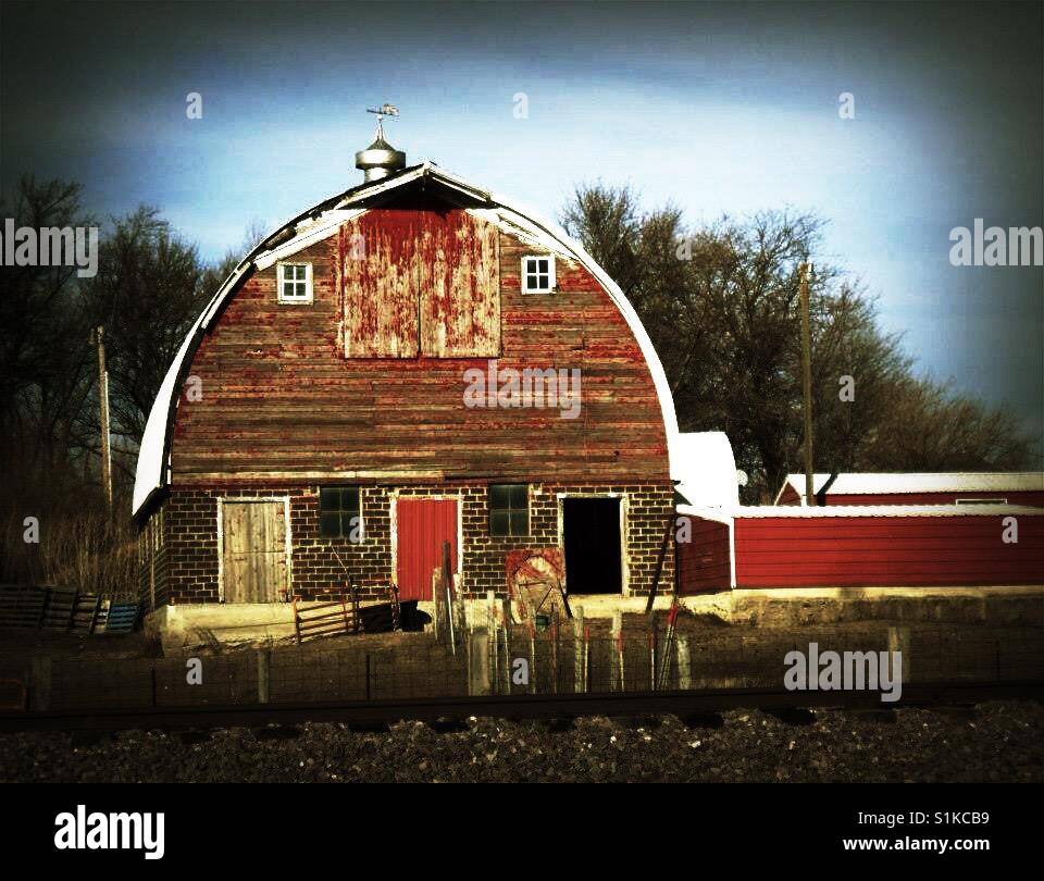 Rote Scheune von Tracks in Iowa Stockfoto