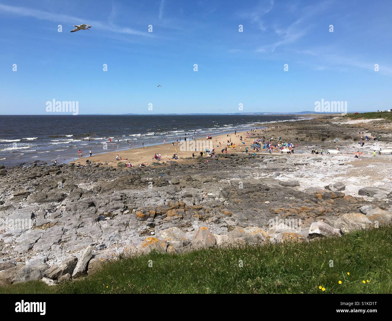 Sand und Meer am Rest Bay, Porthcawl, Wales an einem Sommertag - Smartphone-aufgenommenes Stockfoto