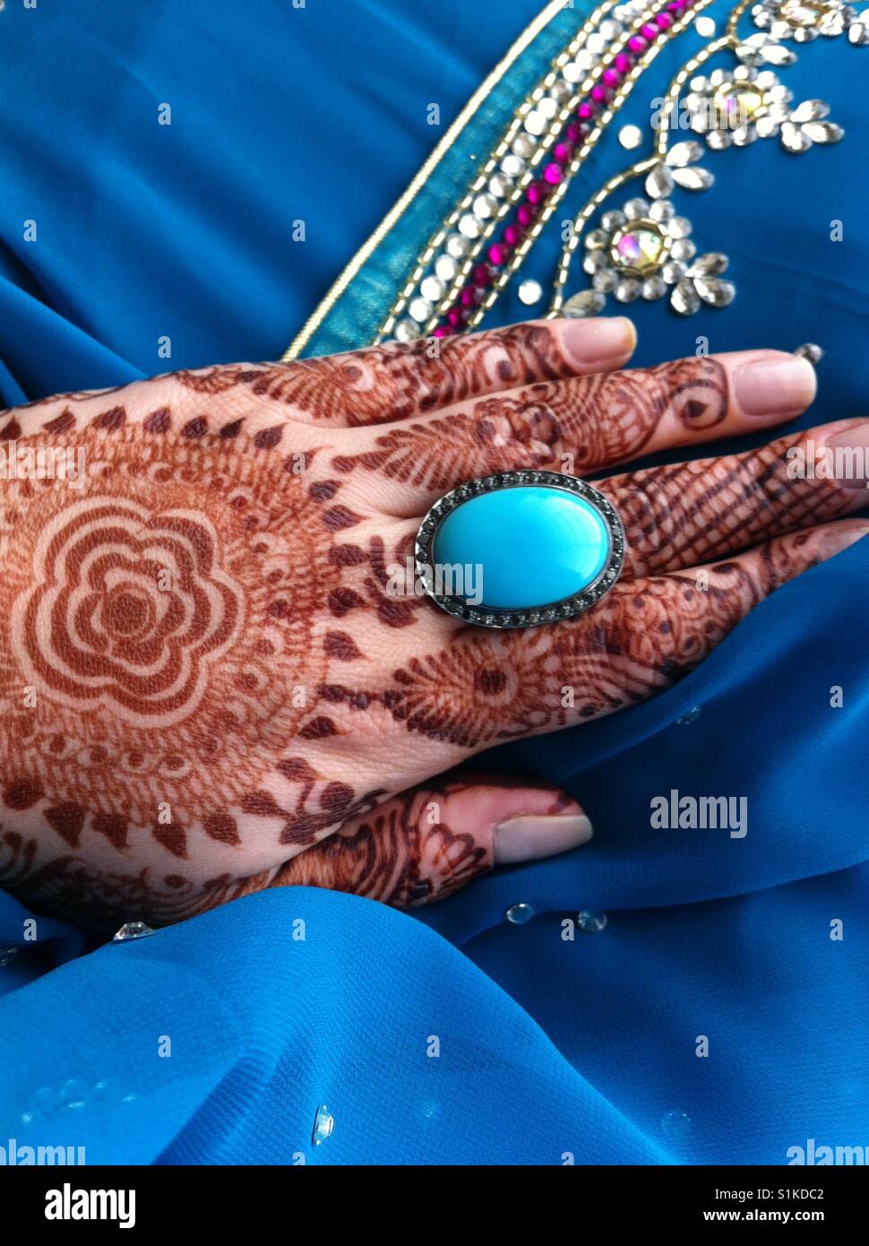 Türkis und schwarz Diamanten Ring für eine besondere Hochzeit Stockfoto