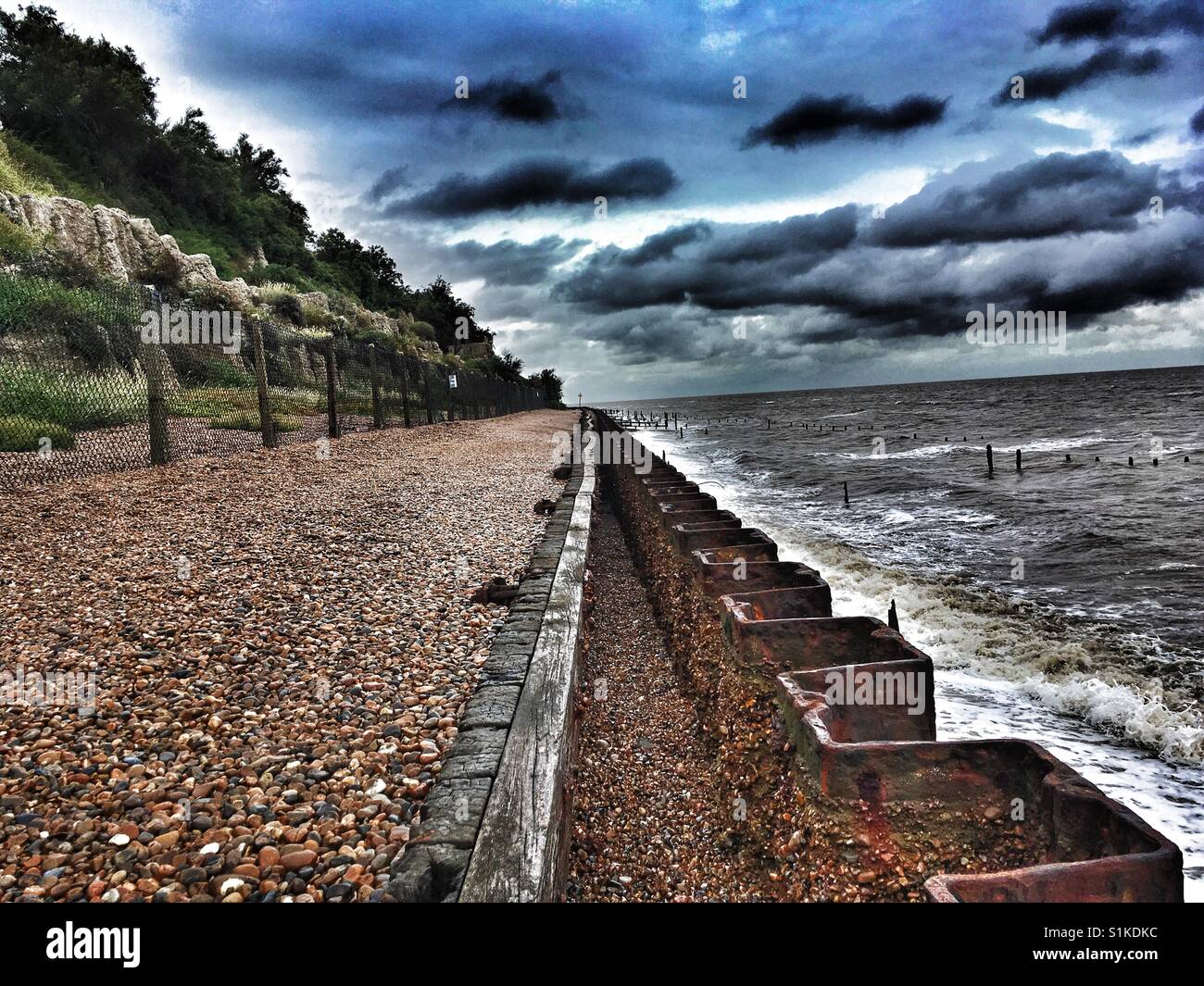 Deich, Bawdsey Fähre, Suffolk, England. - Smartphone-aufgenommenes Stockfoto