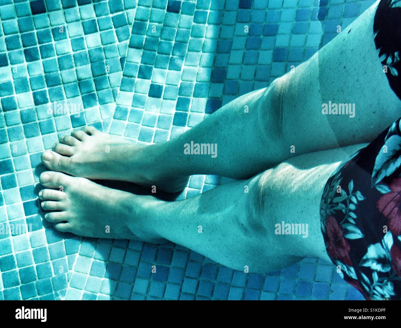 Cool bleiben! Frau, die in einem Schwimmbad. Stockfoto