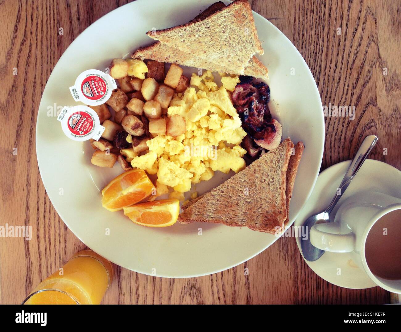 Amerikanisches Frühstück mit Speck, Eiern, Toast und Rösti.  Frühstück in einem Diner. Stockfoto