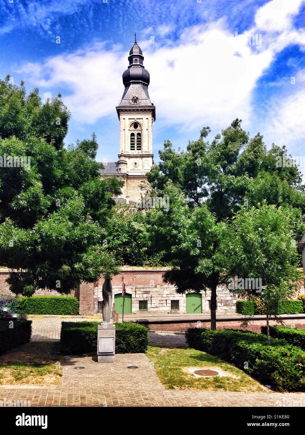 Park und Tower of Our Lady of St. Peter Kirche in Gent, Belgien - Smartphone-aufgenommenes Stockfoto