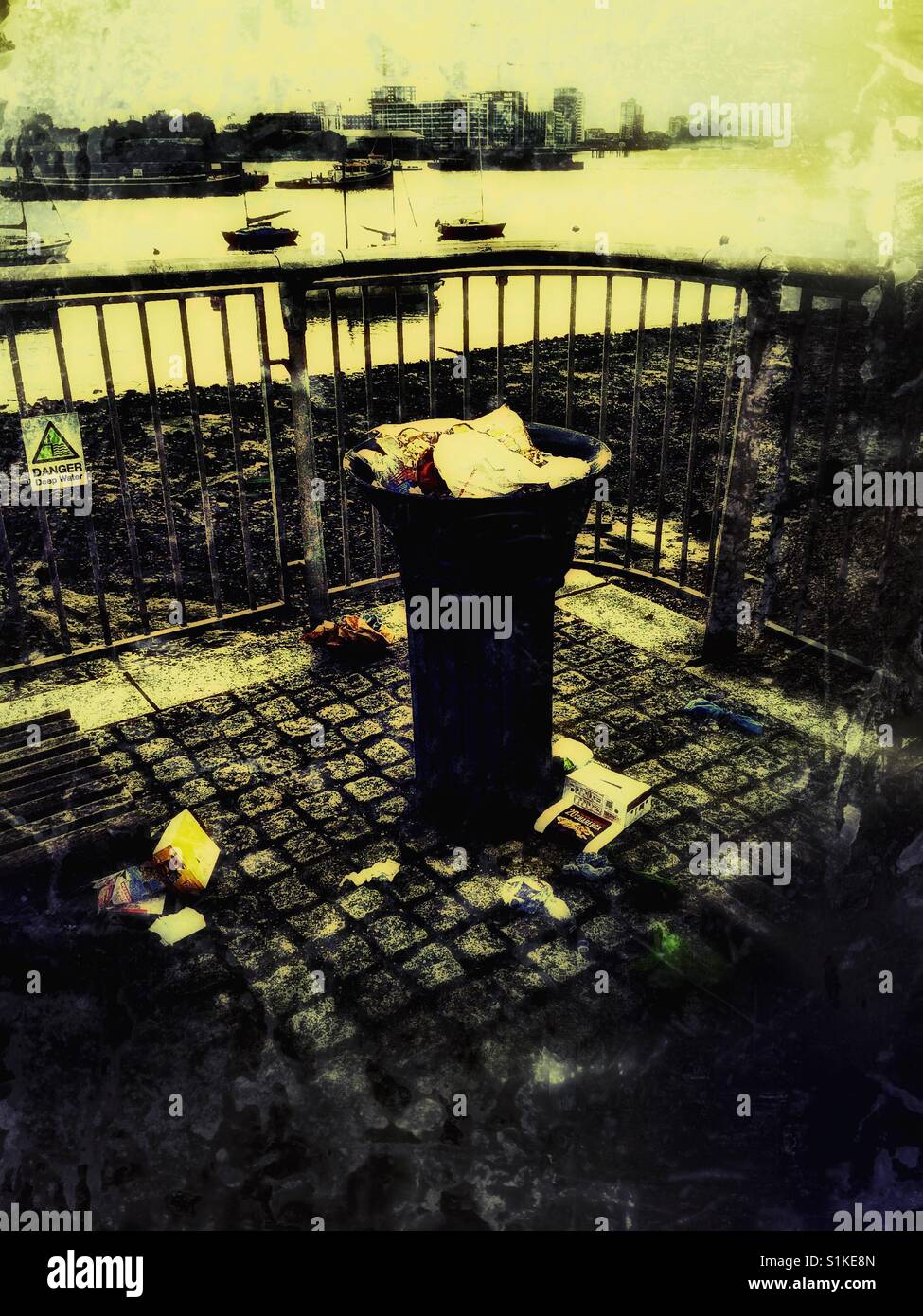 Müll Müll überfüllt von Lagerplatz, Greenwich Peninsula, London - Smartphone-aufgenommenes Stockfoto