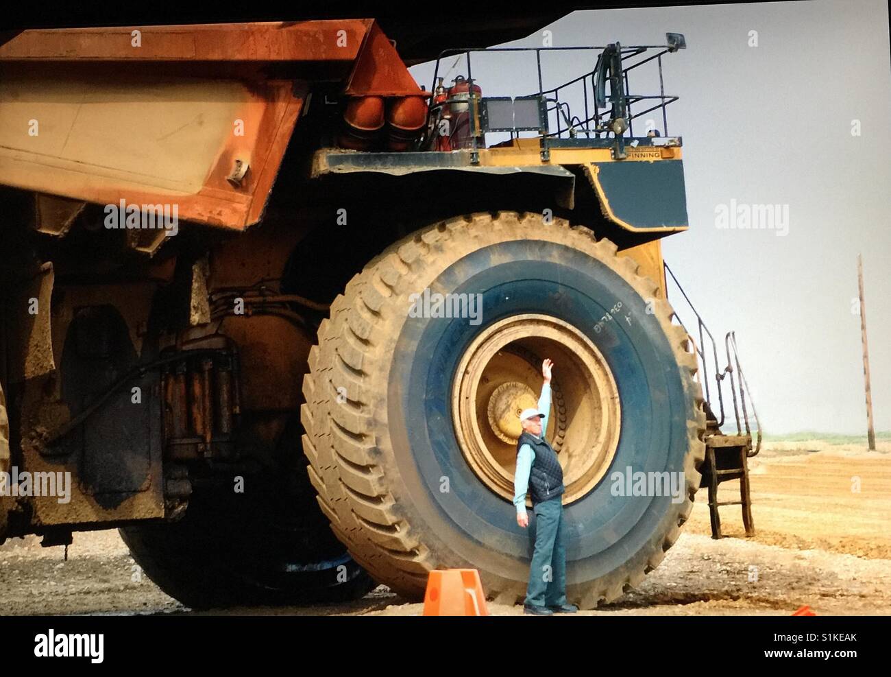 Fort McMurray Sande Öl Feld Bergegerät, große schwere Schlepper - Smartphone-aufgenommenes Stockfoto