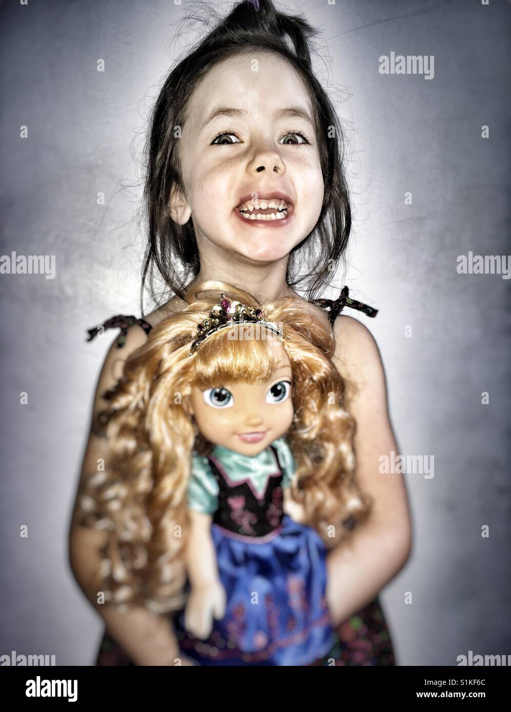Anna von Arendelle Spielzeugpuppe (Walt Disney eingefroren waren) - Smartphone-aufgenommenes Stockfoto Anna von Arendelle Spielzeugpuppe (Walt Disney eingefroren waren) - Smartphone-aufgenommenes Stockfoto