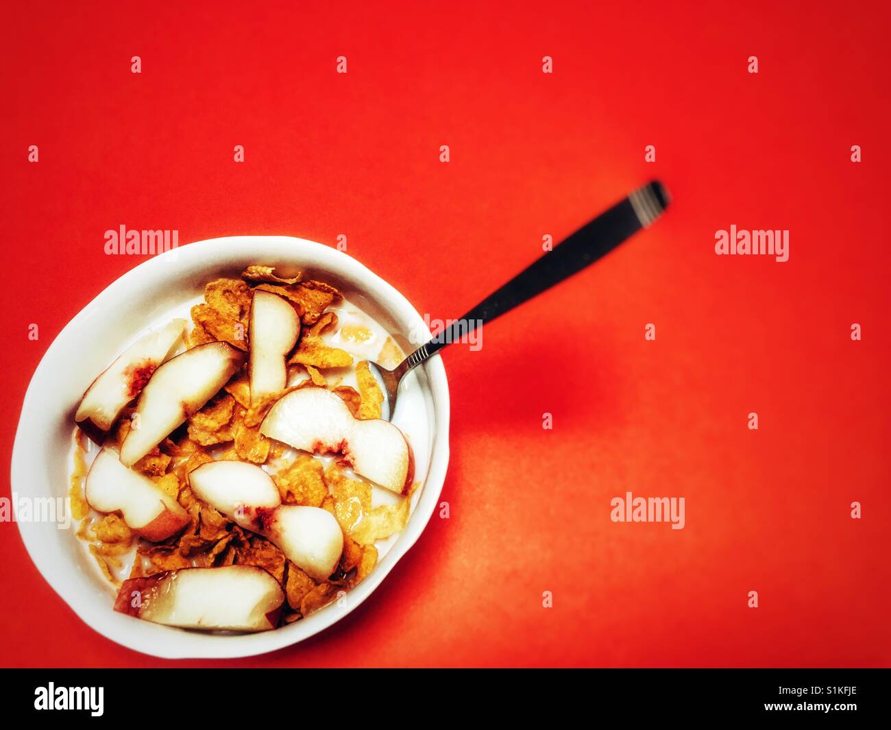 Kellogg's Cornflakes mit geschnittenem Pfirsich - Smartphone-aufgenommenes Stockfoto