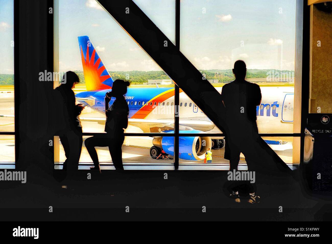 Eine Familie warten auf ihren Flug - Smartphone-aufgenommenes Stockfoto