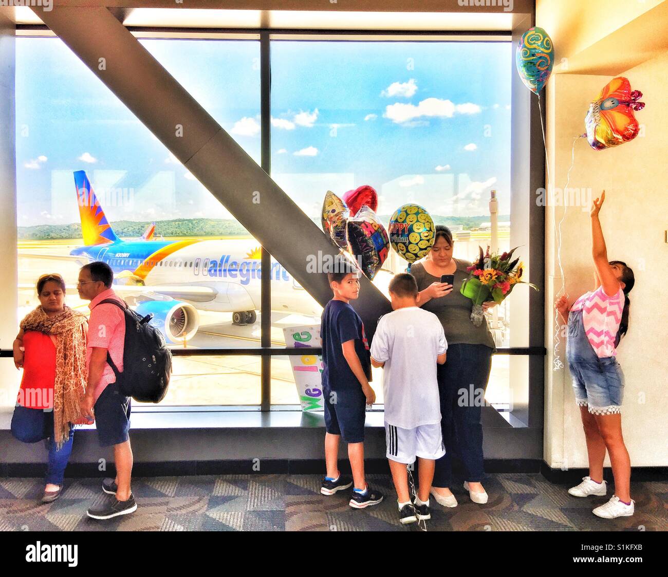 Familiengruppe am Flughafen. - Smartphone-aufgenommenes Stockfoto