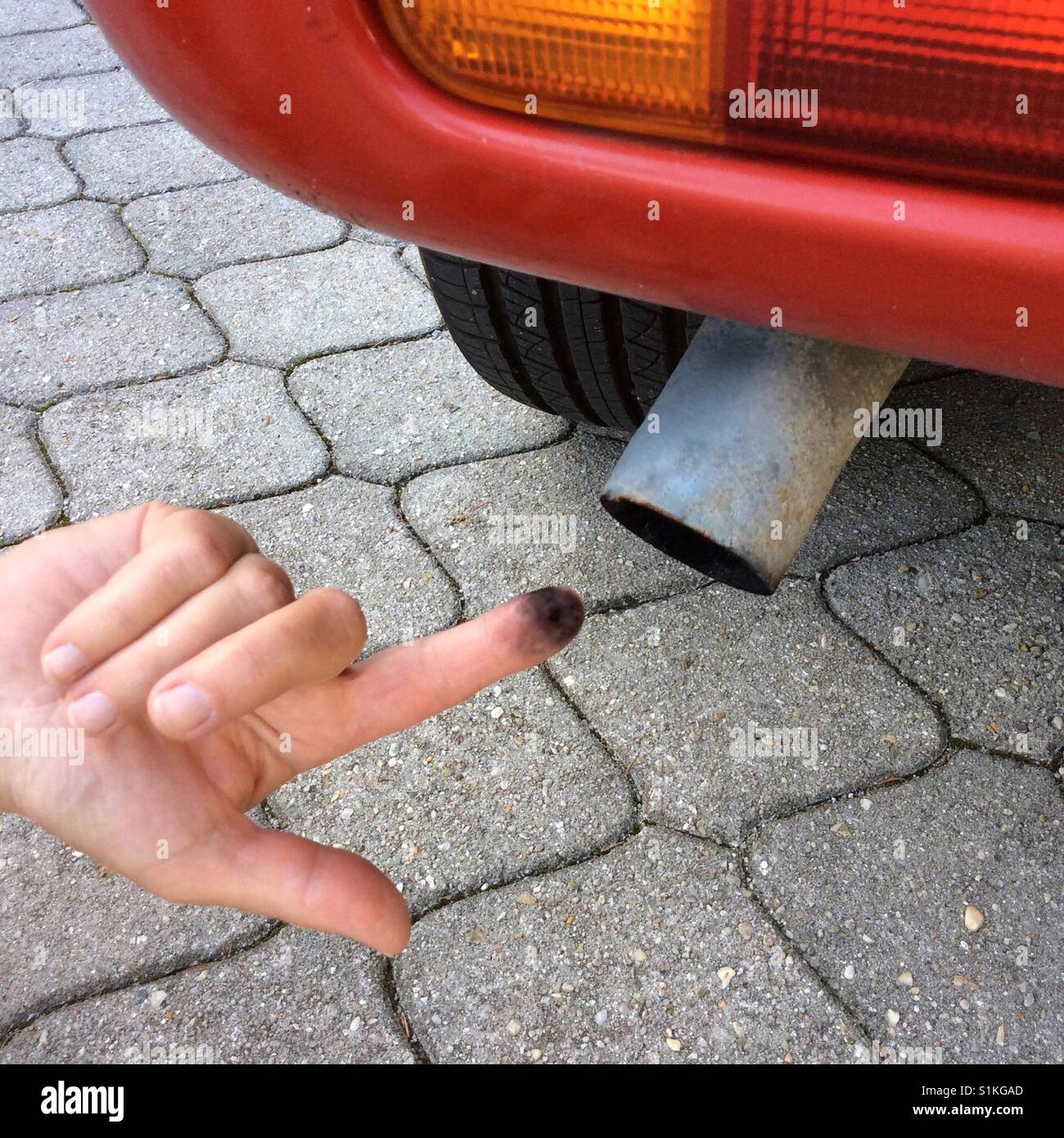 Smut von Auto Auspuff am finger Stockfotografie - Alamy