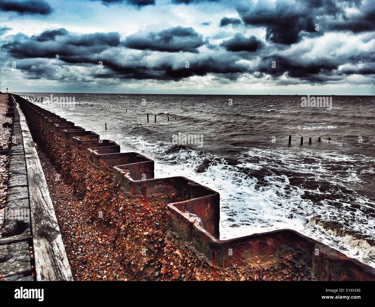 Erodierte Ufermauer Bawdsey Ferry Suffolk UK - Smartphone-aufgenommenes Stockfoto