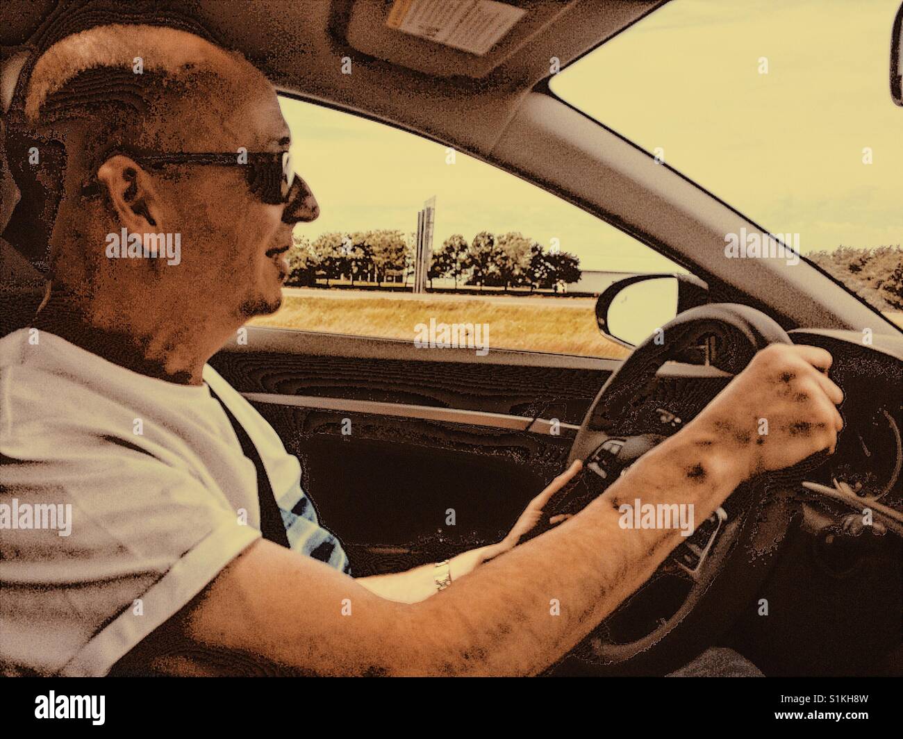 Im mittleren Alter Mann, der mit Auto, Kanada - Smartphone-aufgenommenes Stockfoto