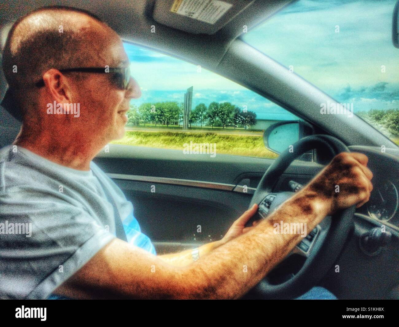 Im mittleren Alter Mann, der mit Auto, Kanada - Smartphone-aufgenommenes Stockfoto