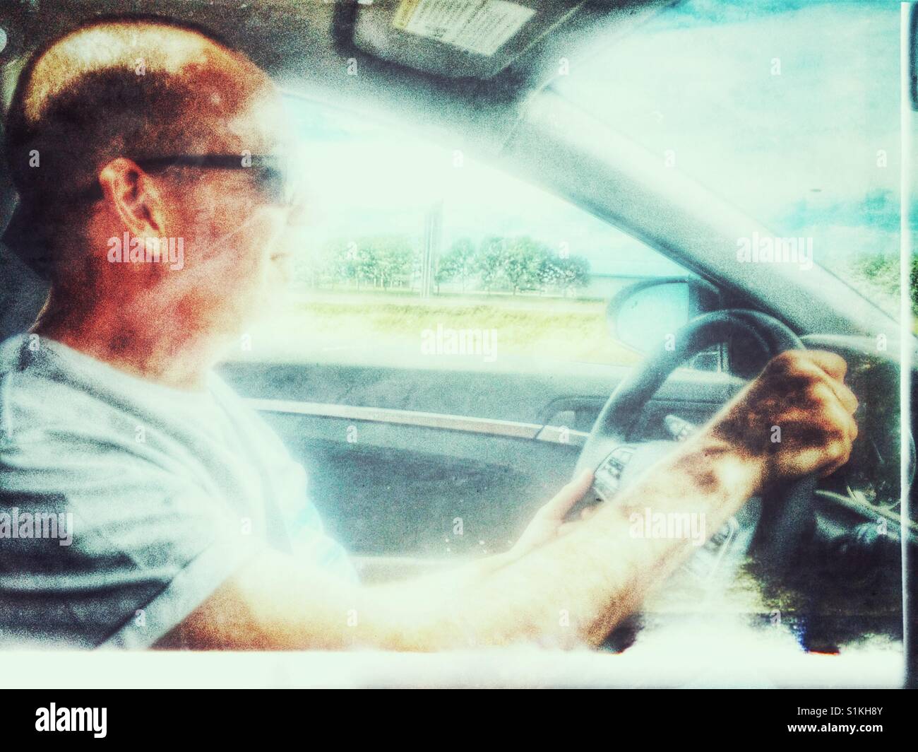 Im mittleren Alter Mann, der mit Auto, Kanada - Smartphone-aufgenommenes Stockfoto