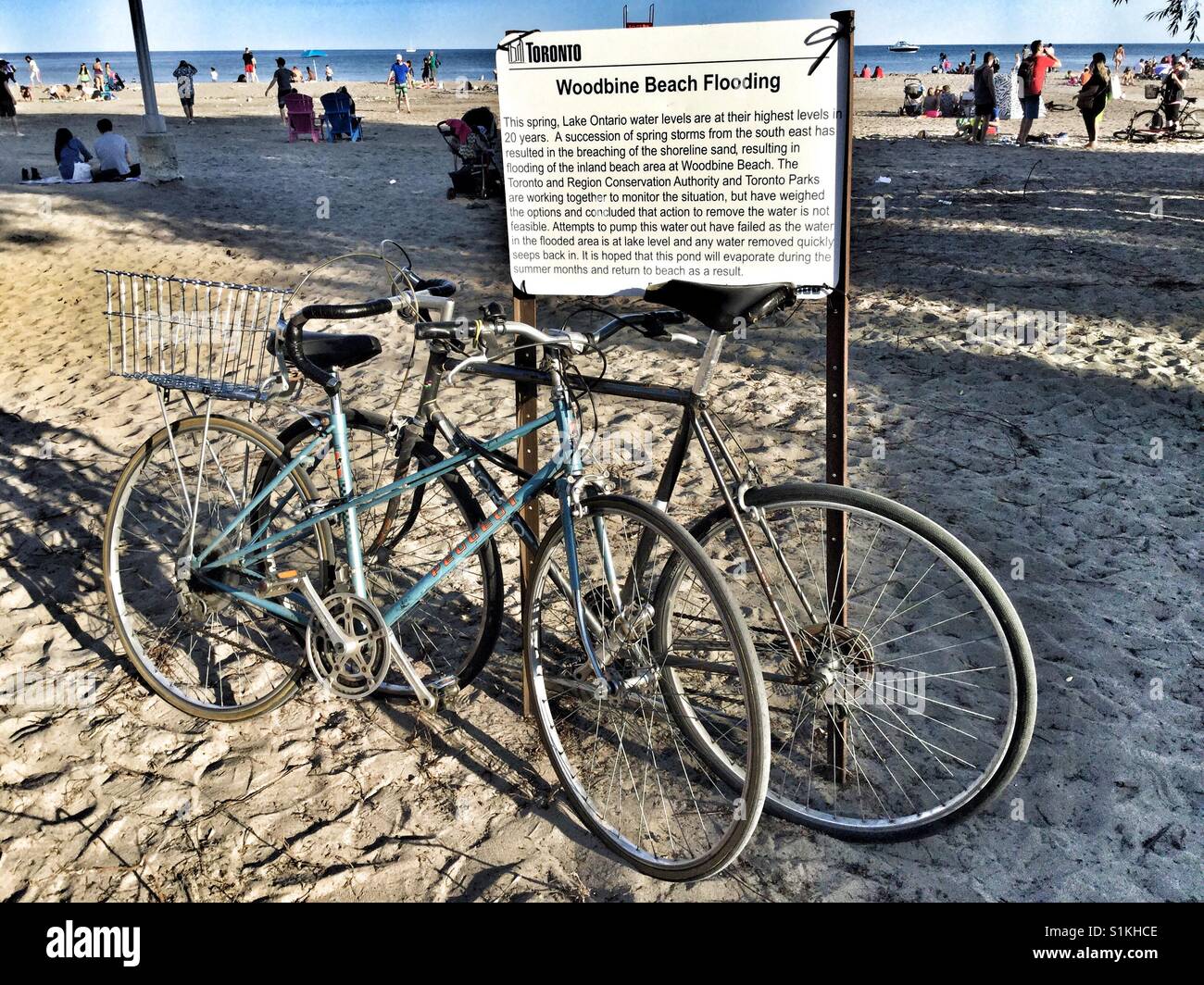 Fahrräder an Toronto Strand Zeichen gebunden. Stockfoto