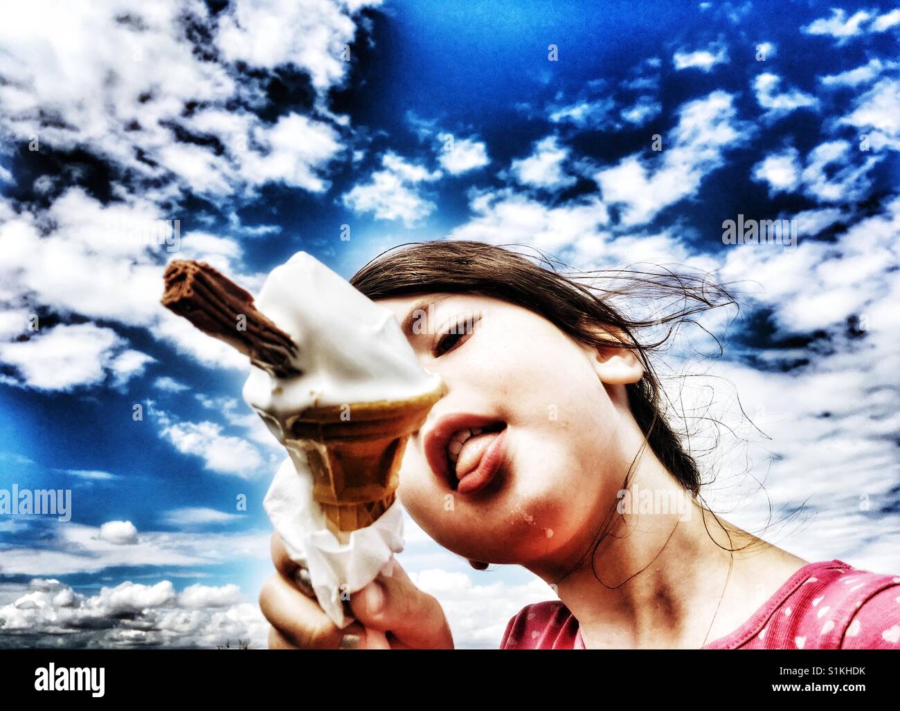 Mädchen, Essen ein Eis an einem heißen Tag Stockfoto