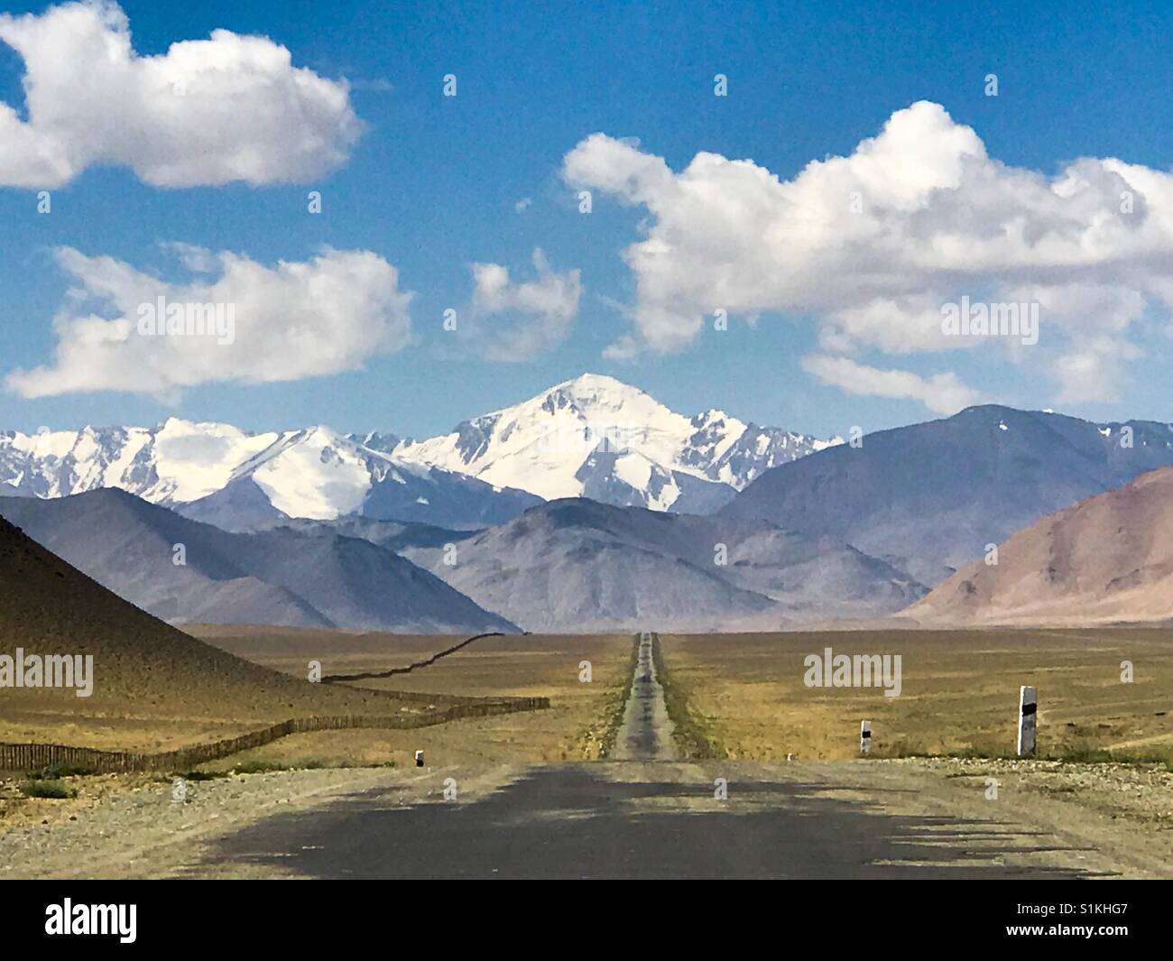 GAP-Schneeberg durch die See Karakul in Tadschikistan. Stockfoto