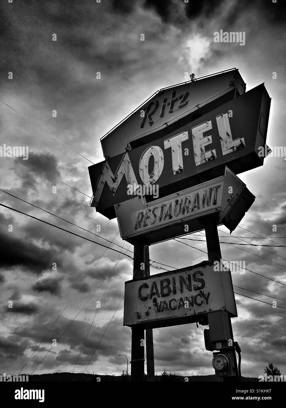 Alten Motel-Schild mit bewölktem Himmel im Hintergrund Stockfoto