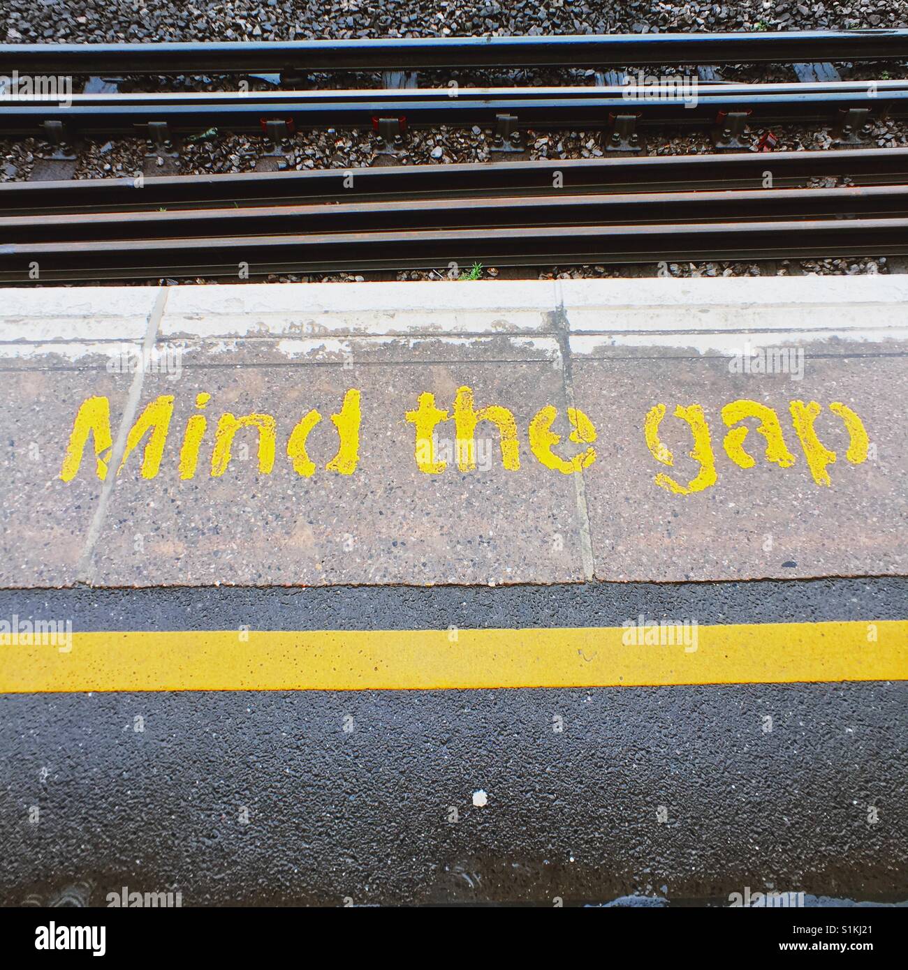 Quadratische Mind The Gap Warnung Dig auf London Underground Stockfoto