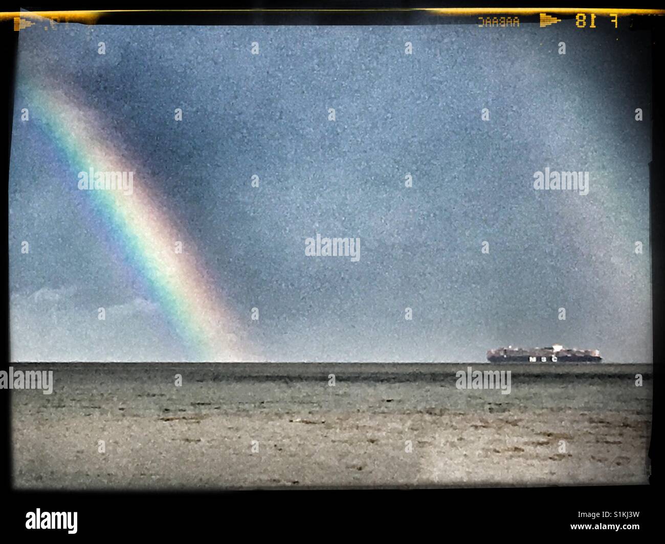 Regenbogen, Nordsee, Suffolk, UK. - Smartphone-aufgenommenes Stockfoto