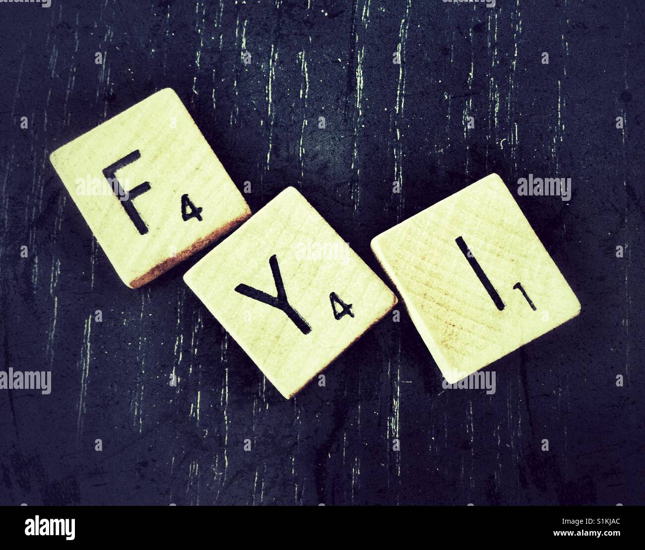Scrabble Buchstaben-FYI. Stockfoto