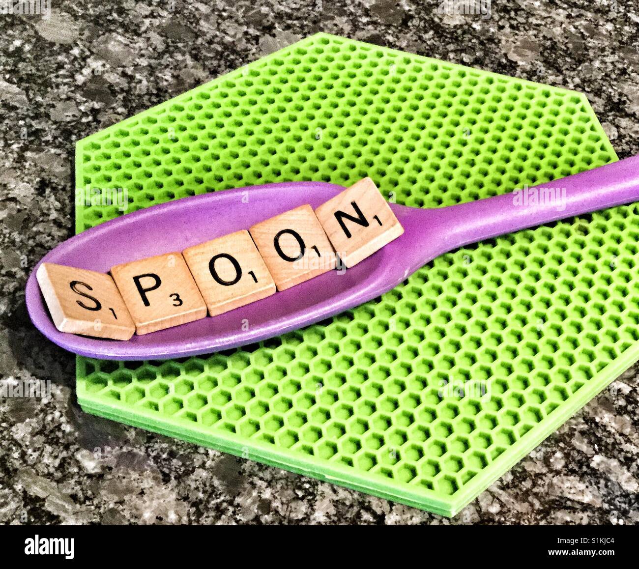 Scrabble-Buchstaben-Zauber-Löffel. - Smartphone-aufgenommenes Stockfoto