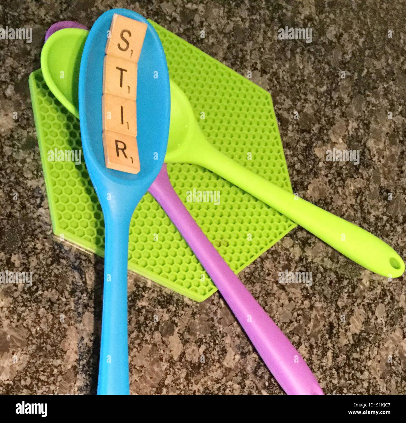Bunte rühren Löffel. - Smartphone-aufgenommenes Stockfoto