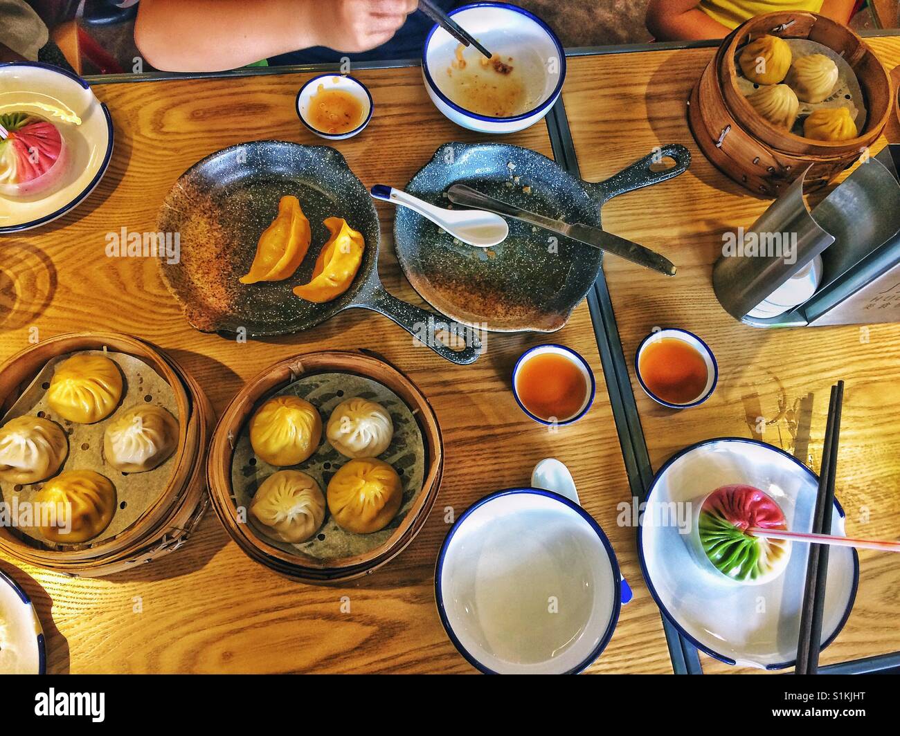 Chinesisches Essen serviert auf einem Tisch fertig zum Verzehr. - Smartphone-aufgenommenes Stockfoto