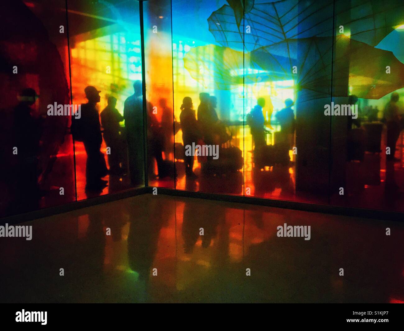 Passagiere stehen in der Schlange hinter farbigen Glas Wand in SeaTac Flughafen in Seattle Stockfoto