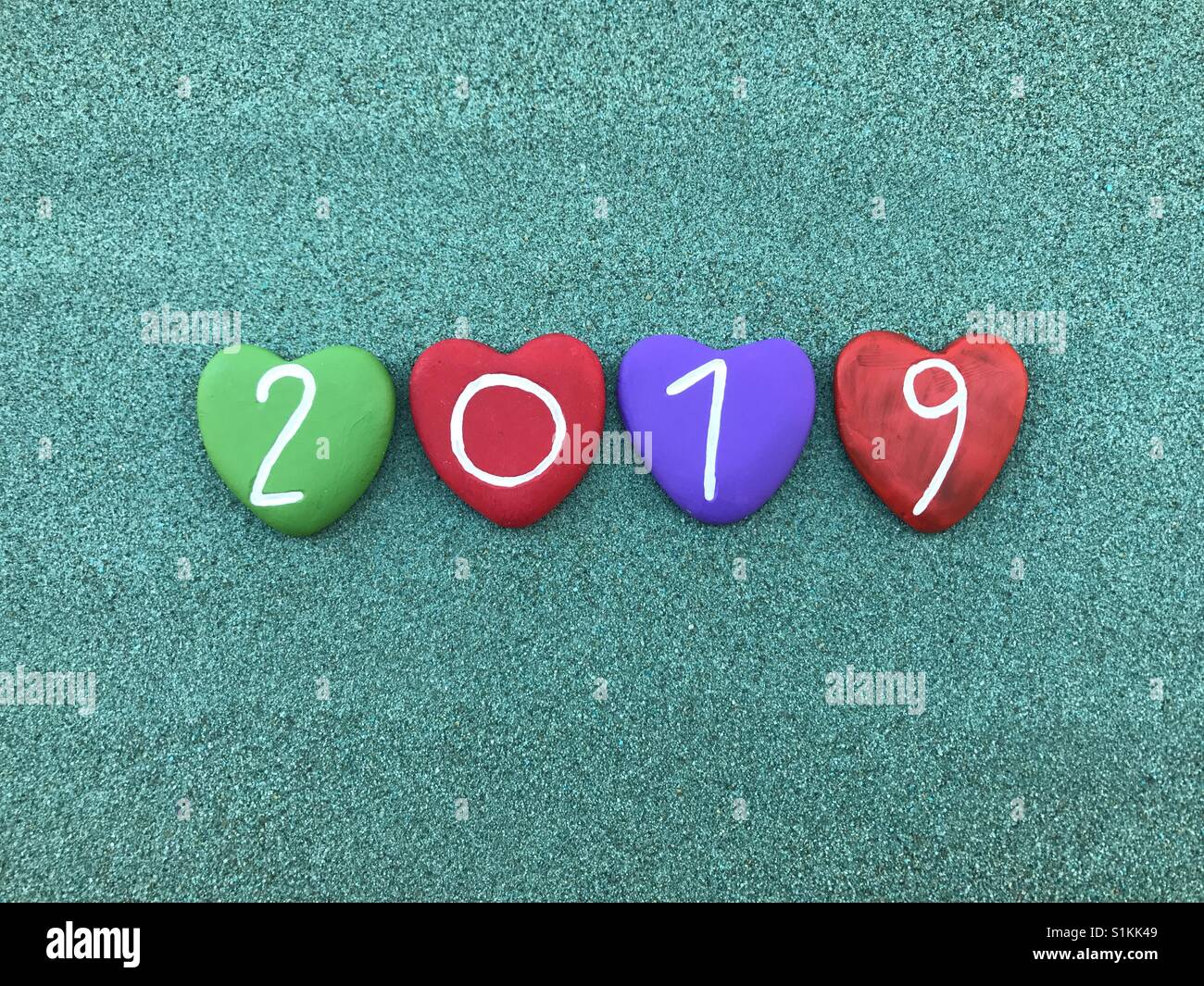 2019 Jahr mit farbigen Herzen Steinen Stockfoto