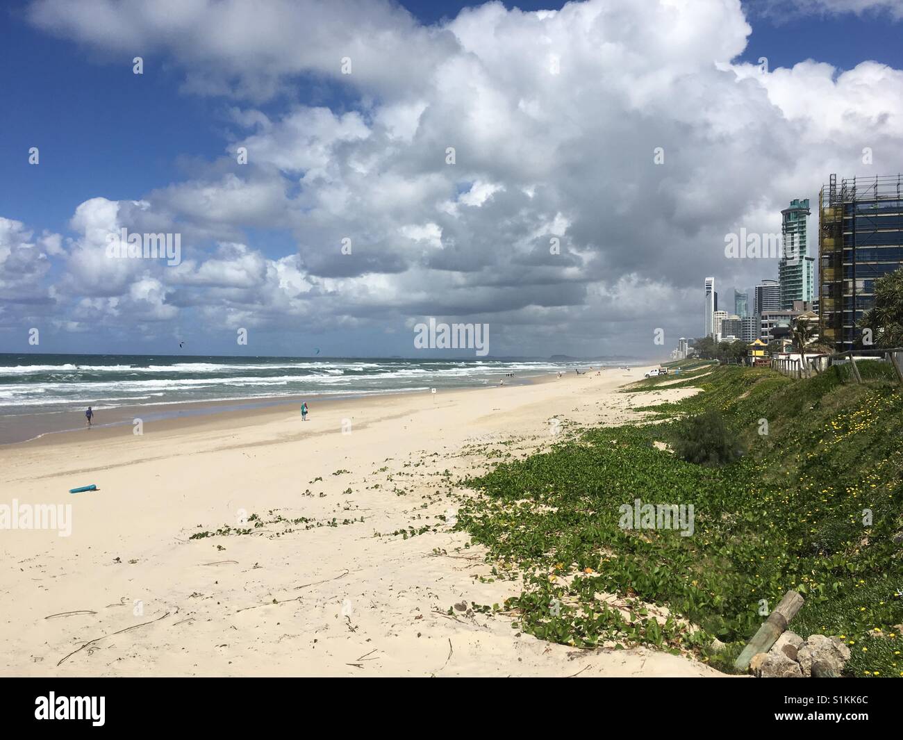 Gold Coast Sandstrand mit Fernsicht Stockfoto
