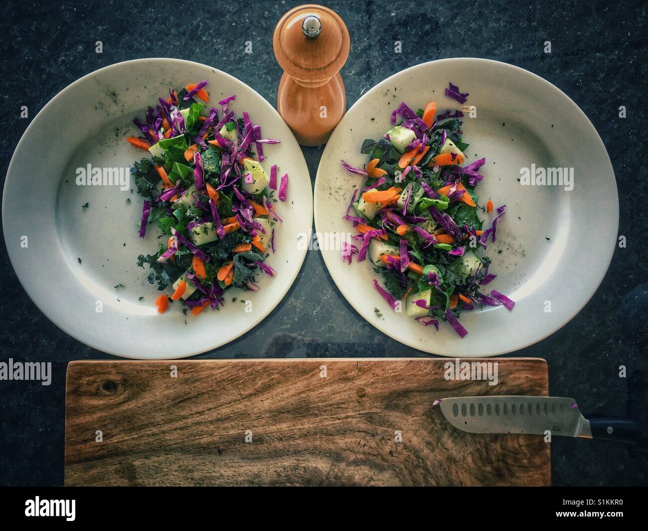 Salat-Zubereitung - Smartphone-aufgenommenes Stockfoto