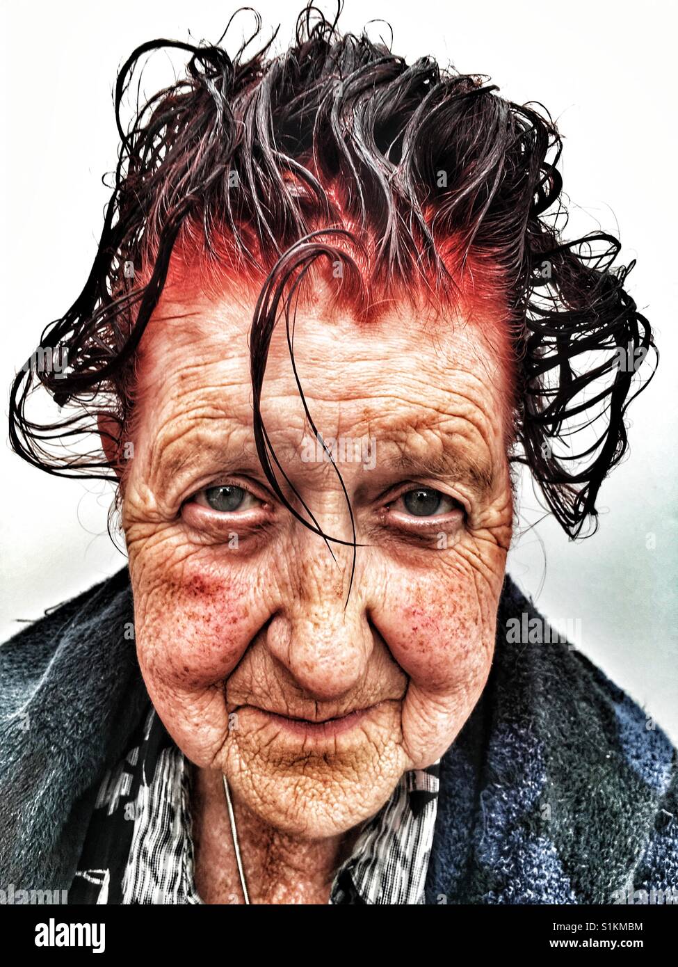 80 - Jahre alte Frau nach zum Selbermachen Haare färben Anwendung, Bawdsey, Suffolk, England. Stockfoto