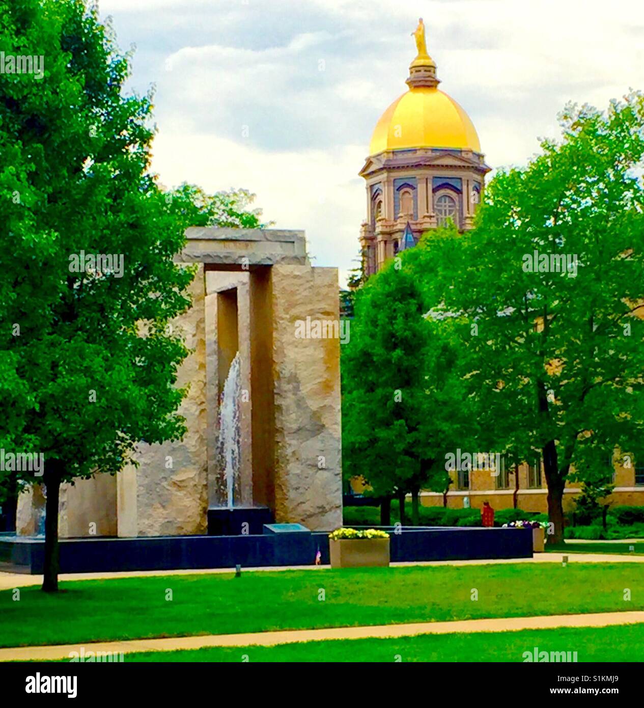 Notre Dame Golden Dome, echtes Gold, 23 Karat Blattgold, oberhalb der amtierende, 19 ft., 4, 000 lb.statue, Maria, Muttergottes, "Notre Dame" "unserer lieben Frau", unten, Notre Dame'sStone Henge, Clarke Peace Memorial Fountain Stockfoto