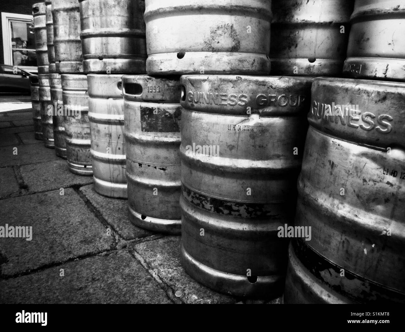 Fässer Guinness Bier vor einem Pub in Dublin Irland Stockfoto