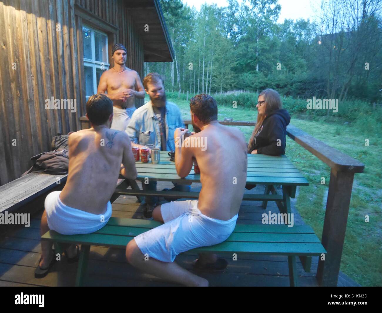 Personen außerhalb der Sauna Oulu Finnland Stockfoto