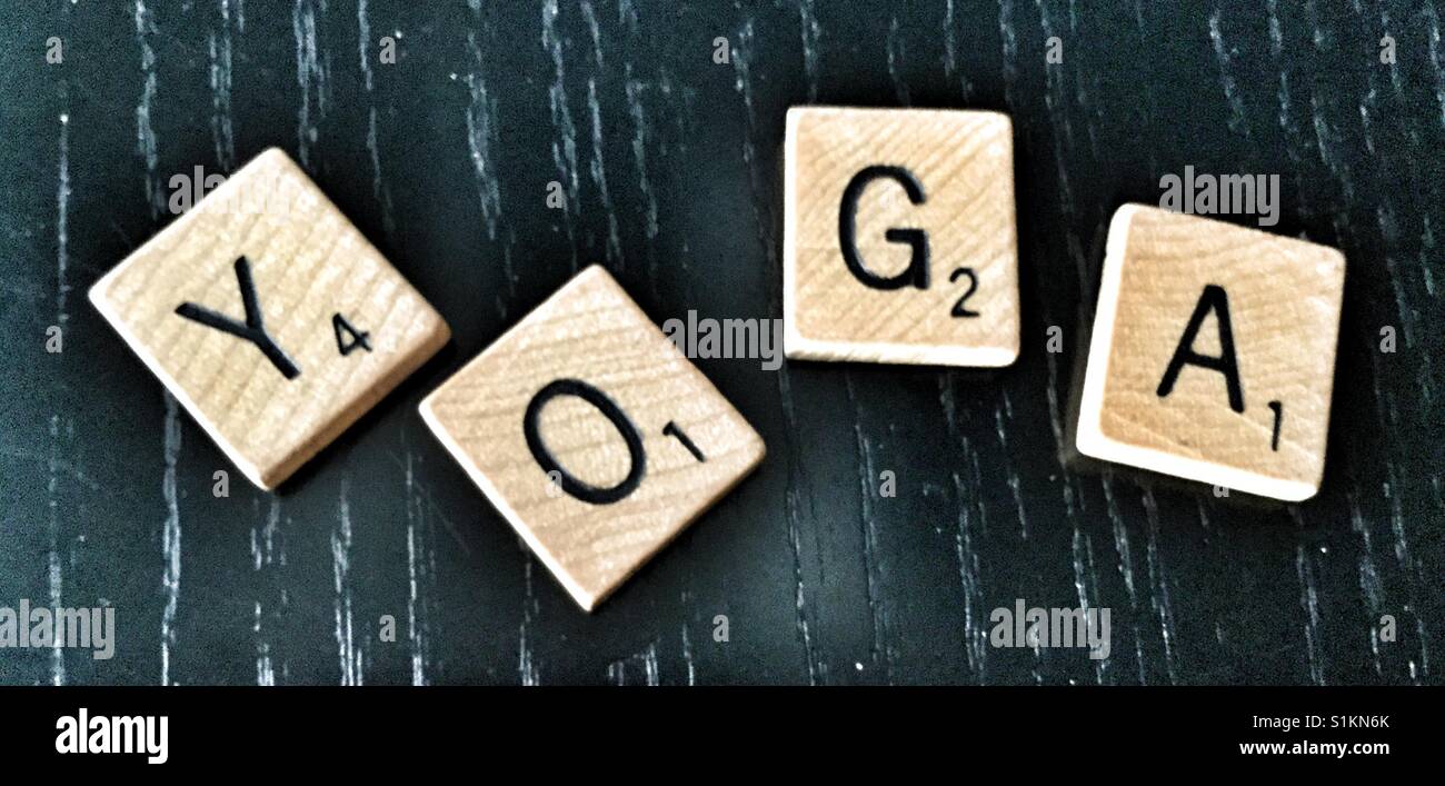 Scrabble-Buchstaben-Zauber-Yoga. Stockfoto