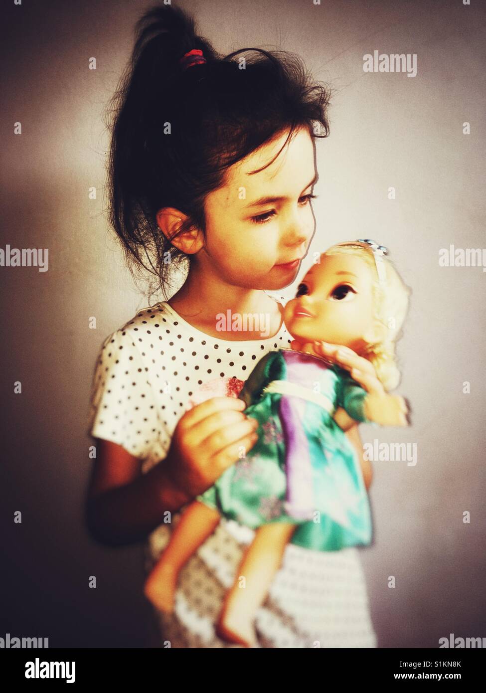 Königin Elsa Arendelle Puppe (Walt Disney eingefroren waren) - Smartphone-aufgenommenes Stockfoto Königin Elsa Arendelle Puppe (Walt Disney eingefroren waren) - Smartphone-aufgenommenes Stockfoto