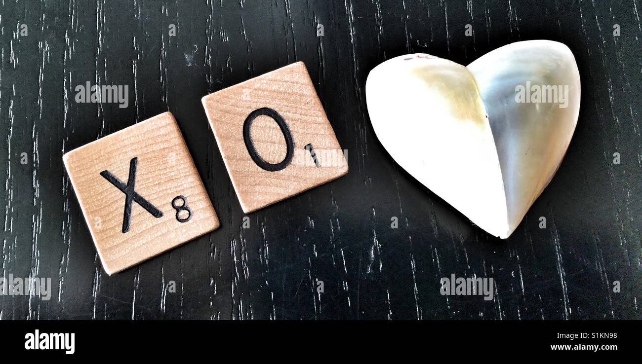 Küssen und umarmen. - Smartphone-aufgenommenes Stockfoto